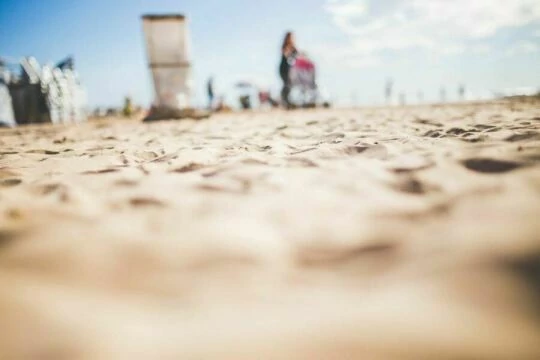 Люди убирают пляж. Фото Free for commercial use, No attribution required. Бесплатное стоковое фото для свободного скачивания