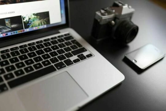 MacBook и ретро-камера. Фото Free for commercial use, No attribution required. Бесплатное стоковое фото для свободного скачивания