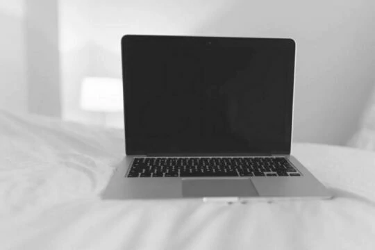 Минималистичный MacBook в черно-белом цвете. Фото Free for commercial use, No attribution required. Бесплатное стоковое фото для свободного скачивания