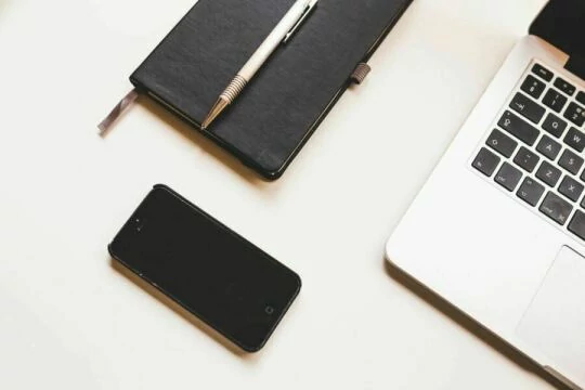 Черный iPhone, MacBook и блокнот. Фото Free for commercial use, No attribution required. Бесплатное стоковое фото для свободного скачивания