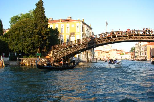 Мост на венецианском канале. Фото Свободно для коммерческого использования, Атрибуция не требуется. Бесплатное стоковое фото для свободного скачивания
