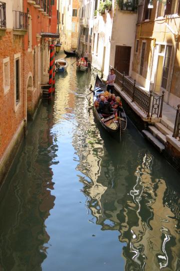 Канал в Венеции с гондолой. Фото Свободно для коммерческого использования, Атрибуция не требуется. Бесплатное стоковое фото для свободного скачивания