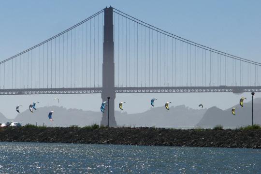 Мост с воздушными змеями-полумесяцами. Фото Свободно для коммерческого использования, Атрибуция не требуется. Бесплатное стоковое фото для свободного скачивания