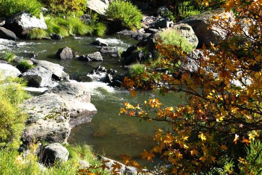 Река со скалами. Фото Free for commercial use, No attribution required. Бесплатное стоковое фото для свободного скачивания