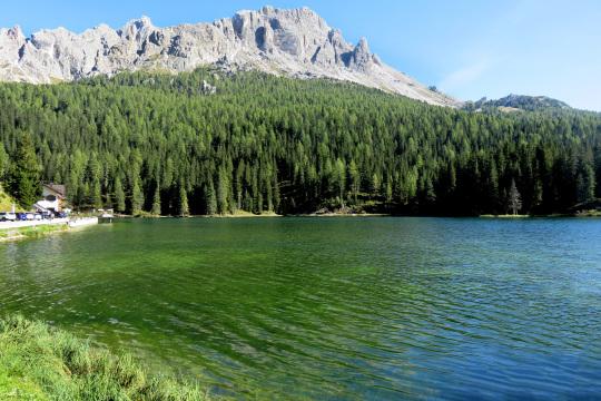 Доломитовые альпы и озеро. Фото Свободно для коммерческого использования, Атрибуция не требуется. Бесплатное стоковое фото для свободного скачивания
