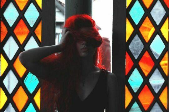 Женщина с рыжими волосами в позе. Фото Free for commercial use, No attribution required. Бесплатное стоковое фото для свободного скачивания