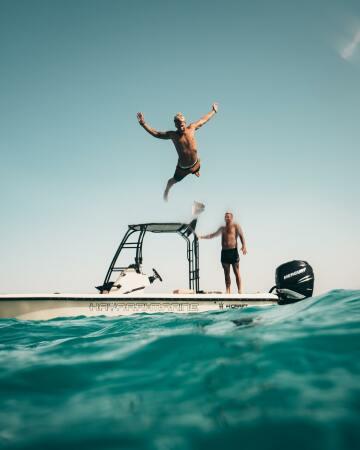 Человек, прыгающий в воду. Фото Free for commercial use, No attribution required. Бесплатное стоковое фото для свободного скачивания