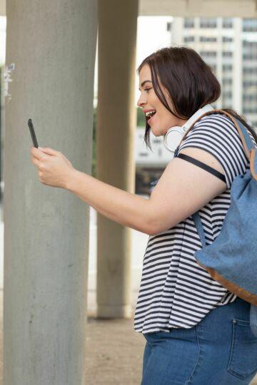 Женщина, использующая смартфон на улице. Фото Свободно для коммерческого использования, Атрибуция не требуется. Бесплатное стоковое фото для свободного скачивания