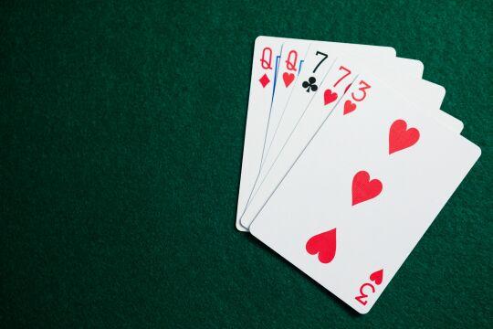 Игральные карты, разложенные на покерном столе (3). Фото Свободно для коммерческого использования, Атрибуция не требуется. Бесплатное стоковое фото для свободного скачивания