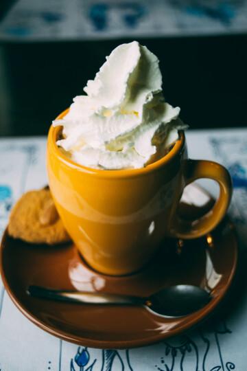 Завтрак капучино шоколадный кофе. Фото Free for commercial use, No attribution required. Бесплатное стоковое фото для свободного скачивания