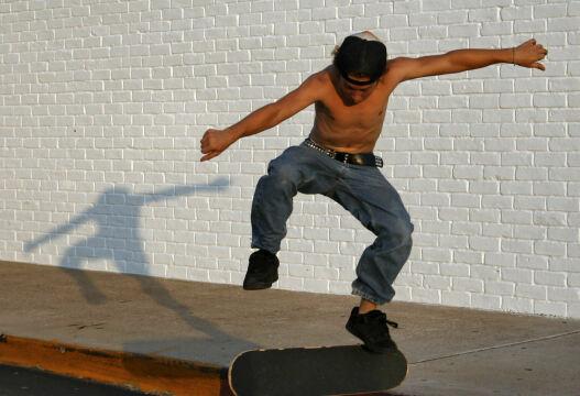 Подросток катается на скейтборде. Фото Свободно для коммерческого использования, Атрибуция не требуется. Бесплатное стоковое фото для свободного скачивания