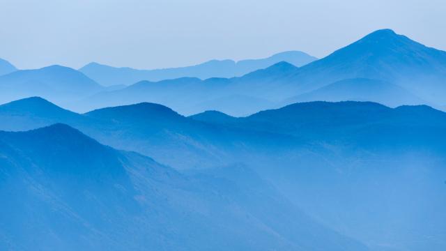 Голубой горный пейзаж. Фото Свободно для коммерческого использования, Атрибуция не требуется. Бесплатное стоковое фото для свободного скачивания