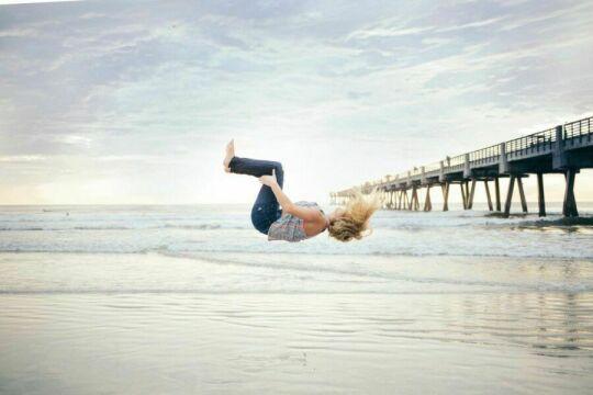 Женщина прыгает на пляже на закате. Фото Free for commercial use, No attribution required. Бесплатное стоковое фото для свободного скачивания