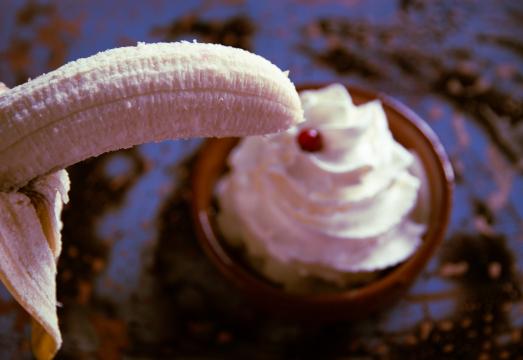 Банан  и пирожное. Фото Free for commercial use, No attribution required. Бесплатное стоковое фото для свободного скачивания