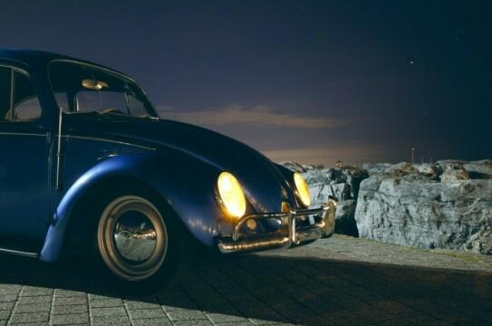 VW Beetle горит синим цветом. Фото Свободно для коммерческого использования, Атрибуция не требуется. Бесплатное стоковое фото для свободного скачивания