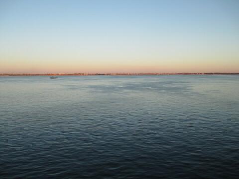 Река Волга на закате в апреле. Фото Free for commercial use, No attribution required. Бесплатное стоковое фото для свободного скачивания