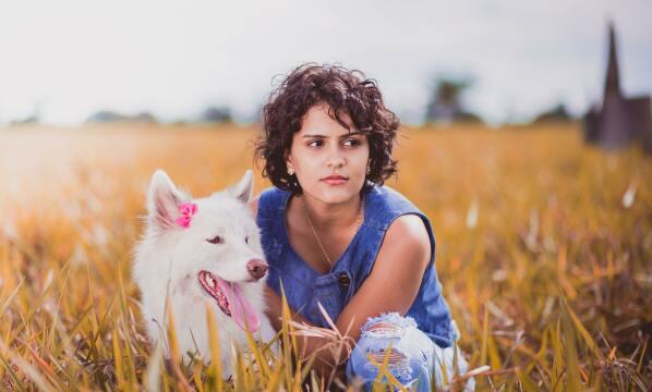 Девушка с собакой (2). Фото Свободно для коммерческого использования, Атрибуция не требуется. Бесплатное стоковое фото для свободного скачивания