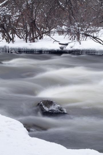 Зимняя река. Фото Свободно для коммерческого использования, Атрибуция не требуется. Бесплатное стоковое фото для свободного скачивания