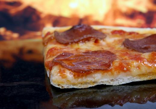 Традиционная пицца с сыром и пепперони. Фото Free for commercial use, No attribution required. Бесплатное стоковое фото для свободного скачивания