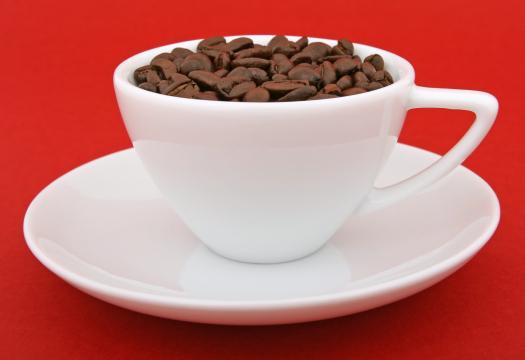Кофейные зерна в чашке. Фото Свободно для коммерческого использования, Атрибуция не требуется. Бесплатное стоковое фото для свободного скачивания