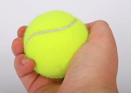 Теннисный мяч и рука. Фото Free for commercial use, No attribution required. Бесплатное стоковое фото для свободного скачивания
