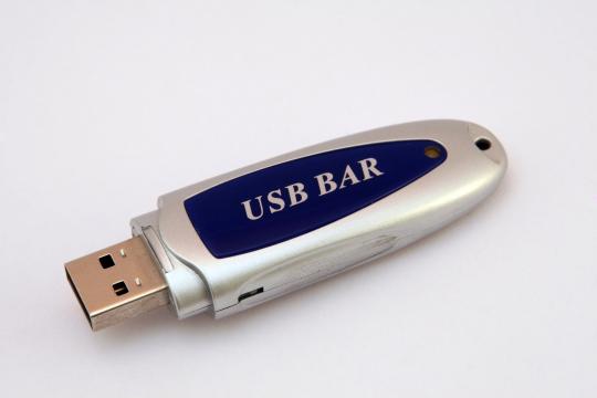 Портативное запоминающее устройство USB. Фото Свободно для коммерческого использования, Атрибуция не требуется. Бесплатное стоковое фото для свободного скачивания