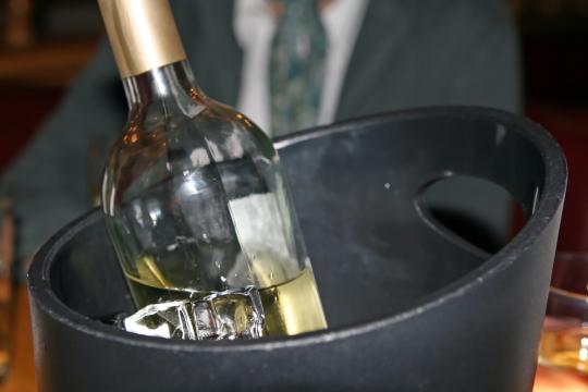 Бутылка белого вина в ведерке со льдом. Фото Free for commercial use, No attribution required. Бесплатное стоковое фото для свободного скачивания