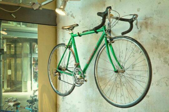 Гигантский зеленый гоночный велосипед. Фото Free for commercial use, No attribution required. Бесплатное стоковое фото для свободного скачивания