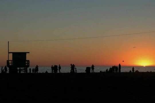 Силуэт Пляж Закат. Фото Free for commercial use, No attribution required. Бесплатное стоковое фото для свободного скачивания