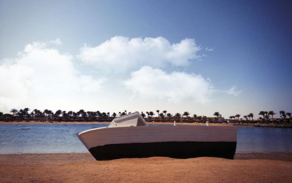 Лодка на пляже курорта. Фото Свободно для коммерческого использования, Атрибуция не требуется. Бесплатное стоковое фото для свободного скачивания