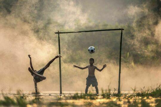 Мальчики, играющие в футбол. Фото Свободно для коммерческого использования, Атрибуция не требуется. Бесплатное стоковое фото для свободного скачивания