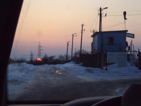 Закат возле автомобильной стоянки. Фото Свободно для коммерческого использования, Атрибуция не требуется. Бесплатное стоковое фото для свободного скачивания