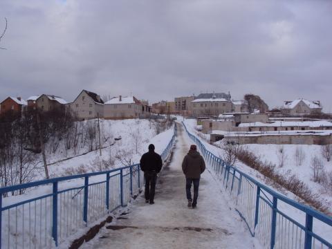 Парни идут по мосту зимой. Фото Свободно для коммерческого использования, Атрибуция не требуется. Бесплатное стоковое фото для свободного скачивания