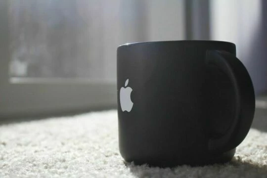 Черная кружка Apple. Фото Свободно для коммерческого использования, Атрибуция не требуется. Бесплатное стоковое фото для свободного скачивания