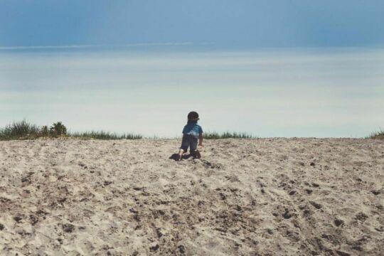 Ребенок ползает по песку. Фото Свободно для коммерческого использования, Атрибуция не требуется. Бесплатное стоковое фото для свободного скачивания