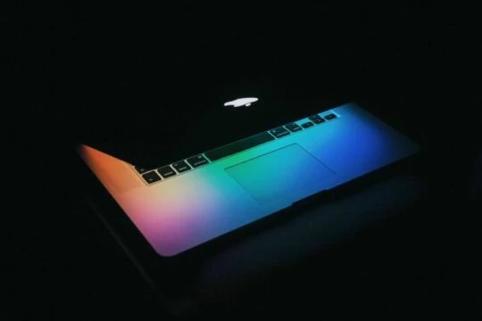 MacBook с подсветкой в темноте. Фото Free for commercial use, No attribution required. Бесплатное стоковое фото для свободного скачивания