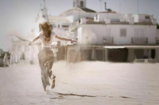 Женщина бегает по песчаному пляжу. Фото Free for commercial use, No attribution required. Бесплатное стоковое фото для свободного скачивания