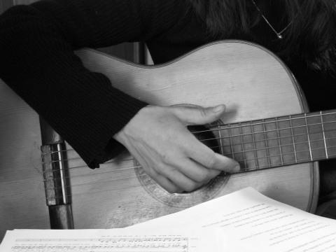 Женщина-гитара. Фото Free for commercial use, No attribution required. Бесплатное стоковое фото для свободного скачивания