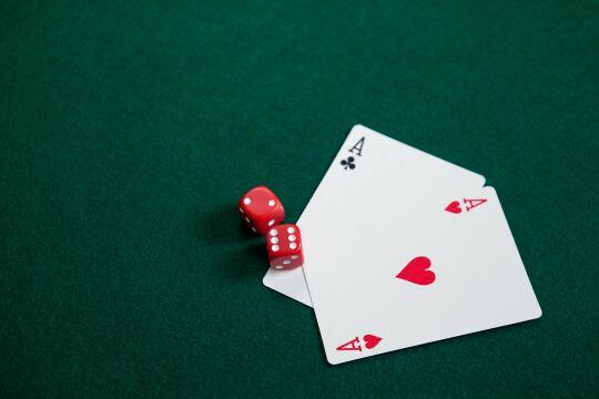 Пара кубиков и игральных карт на покерном столе. Фото Свободно для коммерческого использования, Атрибуция не требуется. Бесплатное стоковое фото для свободного скачивания