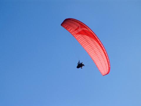 Красный парашют. Фото Free for commercial use, No attribution required. Бесплатное стоковое фото для свободного скачивания