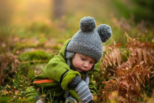 Ребенок-мальчик, играющий в лесу. Фото Свободно для коммерческого использования, Атрибуция не требуется. Бесплатное стоковое фото для свободного скачивания