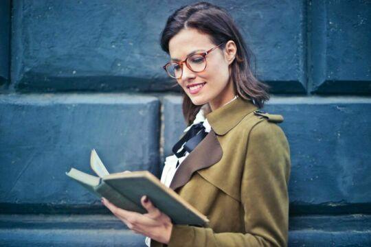 Женщина в очках читает книгу. Фото Free for commercial use, No attribution required. Бесплатное стоковое фото для свободного скачивания