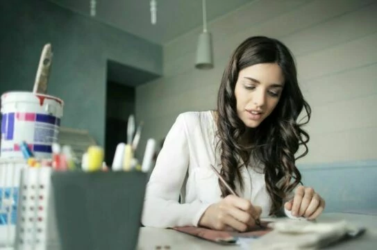 Молодая женщина рисует за столом. Фото Free for commercial use, No attribution required. Бесплатное стоковое фото для свободного скачивания