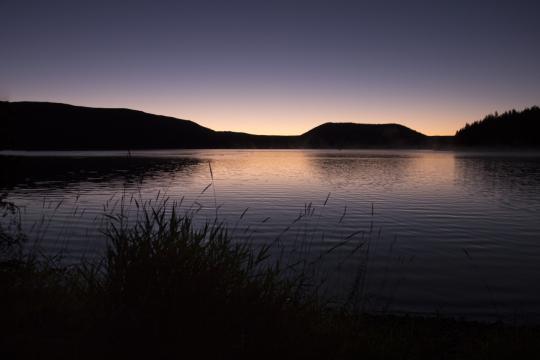 Закат на озере (2). Фото Свободно для коммерческого использования, Атрибуция не требуется. Бесплатное стоковое фото для свободного скачивания