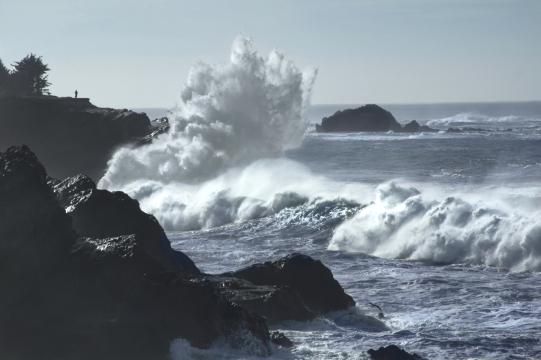 Волны, разбивающие скалы. Фото Free for commercial use, No attribution required. Бесплатное стоковое фото для свободного скачивания