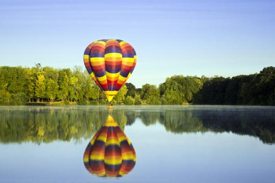 Воздушный шар на озере. Фото Свободно для коммерческого использования, Атрибуция не требуется. Бесплатное стоковое фото для свободного скачивания