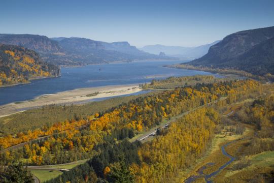 Осенние горы на озере. Фото Free for commercial use, No attribution required. Бесплатное стоковое фото для свободного скачивания