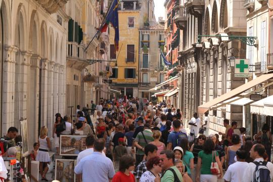 Прогулка по Венеции. Фото Свободно для коммерческого использования, Атрибуция не требуется. Бесплатное стоковое фото для свободного скачивания