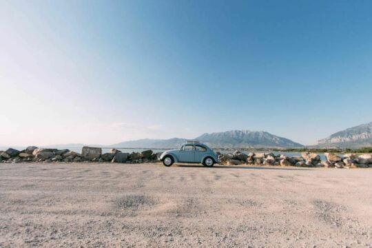 Volkswagen Beetle на пляже. Фото Свободно для коммерческого использования, Атрибуция не требуется. Бесплатное стоковое фото для свободного скачивания