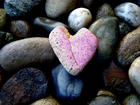 Розовое каменное сердце. Фото Свободно для коммерческого использования, Атрибуция не требуется. Бесплатное стоковое фото для свободного скачивания